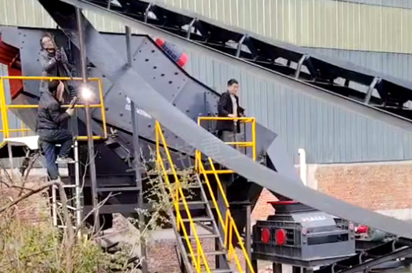 湖北銑刨料篩破一體機(jī)安裝現(xiàn)場(chǎng)